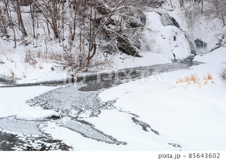 北海道由仁町、真冬の於兎牛沢川の滝（オソウシの滝）【1月】 85643602