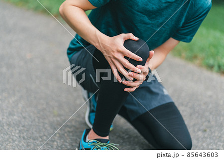 膝を痛めるランナー 膝を痛めるランナー 85643603