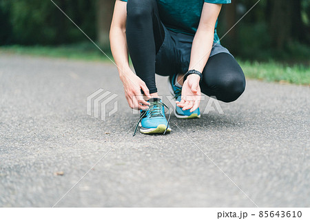 靴紐がほどけるランナー 靴紐がほどけるランナー 85643610