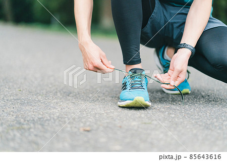 靴紐がほどけるランナー 85643616
