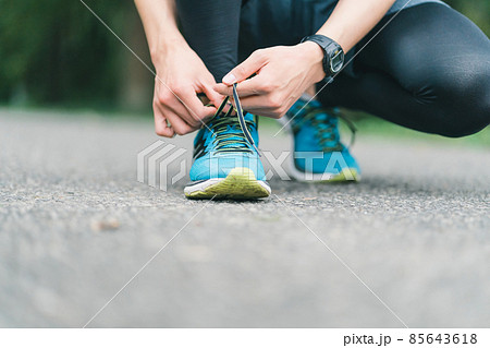 靴紐がほどけるランナー 靴紐がほどけるランナー 85643618