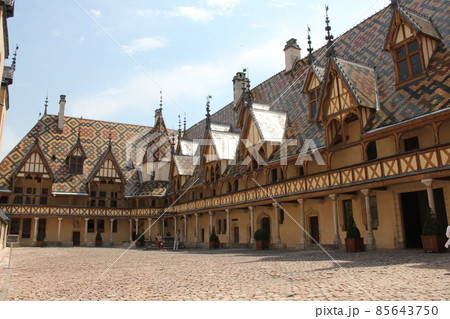 フランスのボーヌのオテル・デューの外観 85643750