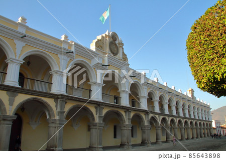 中米グアテマラサカテペケス県の世界遺産の街アンティグアの市庁舎 85643898
