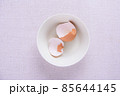器に入った卵の殻 85644145