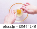 卵を割ったところ 85644146
