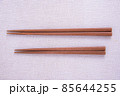 綺麗居並んだ使い込んだ夫婦箸 85644255