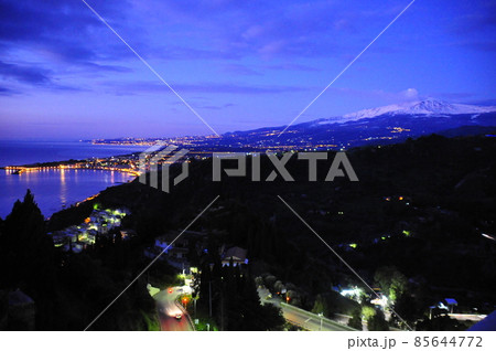 イタリア、シチリア島、夜明け前のタオルミーナ、エトナ山 イタリア、シチリア島、夜明け前のタオルミーナ、エトナ山 85644772