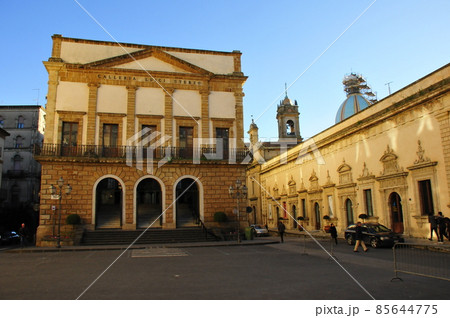 イタリア、シチリア島、カルタジローネ、市庁舎広場、催事場(旧オペラ劇場) イタリア、シチリア島、カルタジローネ、市庁舎広場、催事場(旧オペラ劇場) 85644775