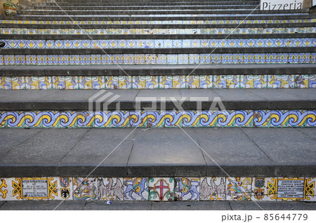 イタリア、シチリア島、カルタジローネ、サンタ・マリア・デル・モンテの大階段「スカーラ」 85644779