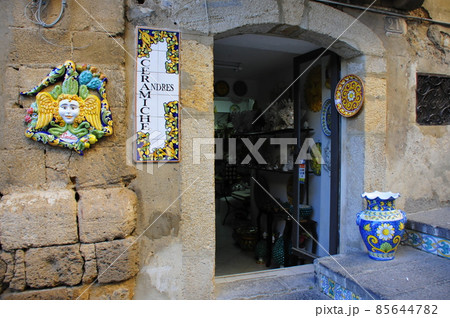 イタリア、シチリア島、カルタジローネ、サンタ・マリア・デル・モンテの大階段「スカーラ」、マヨルカ焼店 イタリア、シチリア島、カルタジローネ、サンタ・マリア・デル・モンテの大階段「スカーラ」、マヨルカ焼店 85644782