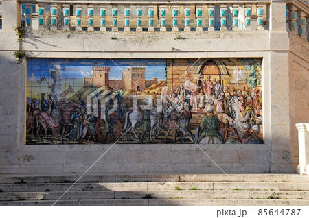 イタリア、シチリア島、カルタジローネ、サンタ・マリア・デル・モンテの大階段「スカーラ」最上部のタイル 85644787