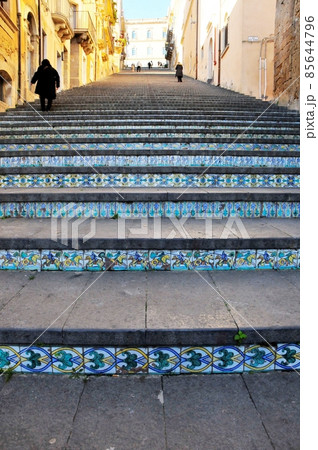 イタリア、シチリア島、カルタジローネ、サンタ・マリア・デル・モンテの大階段「スカーラ」 85644796