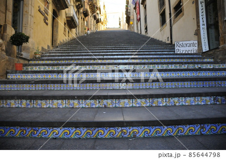 イタリア、シチリア島、カルタジローネ、サンタ・マリア・デル・モンテの大階段「スカーラ」 85644798