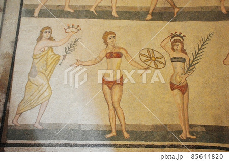イタリア、シチリア島、ピアッツァ・アルメリーナ、カサーレの古代ローマ別荘、ビキニの少女の間のモザイク イタリア、シチリア島、ピアッツァ・アルメリーナ、カサーレの古代ローマ別荘、ビキニの少女の間のモザイク 85644820