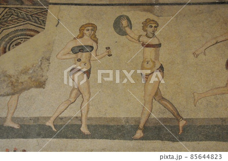 イタリア、シチリア島、ピアッツァ・アルメリーナ、カサーレの古代ローマ別荘、ビキニの少女の間のモザイク 85644823