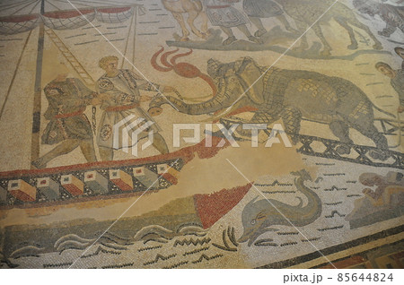 イタリア、シチリア島、ピアッツァ・アルメリーナ、カサーレの古代ローマの別荘、モザイクで飾られた床 85644824