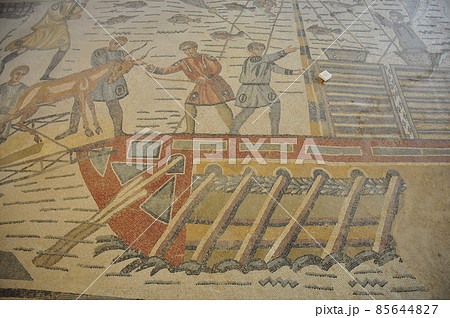 イタリア、シチリア島、ピアッツァ・アルメリーナ、カサーレの古代ローマの別荘、モザイクで飾られた床 85644827