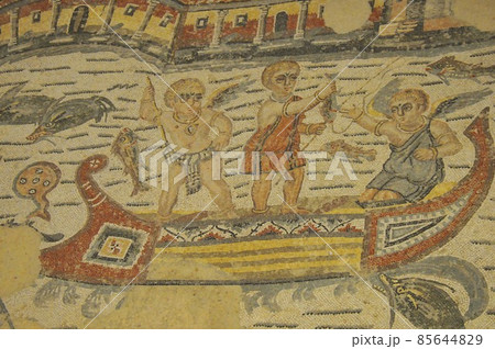 イタリア、シチリア島、ピアッツァ・アルメリーナ、カサーレの古代ローマの別荘、モザイクで飾られた床 イタリア、シチリア島、ピアッツァ・アルメリーナ、カサーレの古代ローマの別荘、モザイクで飾られた床 85644829