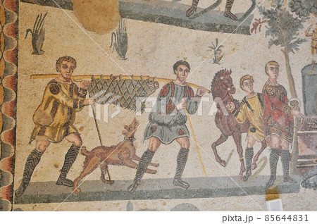 イタリア、シチリア島、ピアッツァ・アルメリーナ、カサーレの古代ローマの別荘、モザイクで飾られた床 85644831
