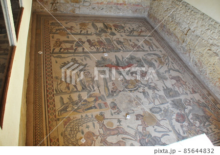 イタリア、シチリア島、ピアッツァ・アルメリーナ、カサーレの古代ローマの別荘、モザイクで飾られた床 イタリア、シチリア島、ピアッツァ・アルメリーナ、カサーレの古代ローマの別荘、モザイクで飾られた床 85644832
