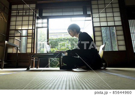 旅館で仕事をする男性 旅館で仕事をする男性 85644960