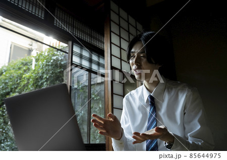 和室でリモートワークをする男性 85644975