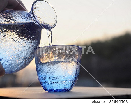 酒　イメージ　夕陽バック　夕日バック 85646568