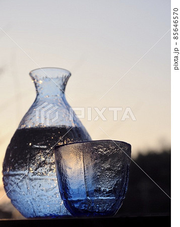 酒　イメージ　夕陽バック　夕日バック 85646570