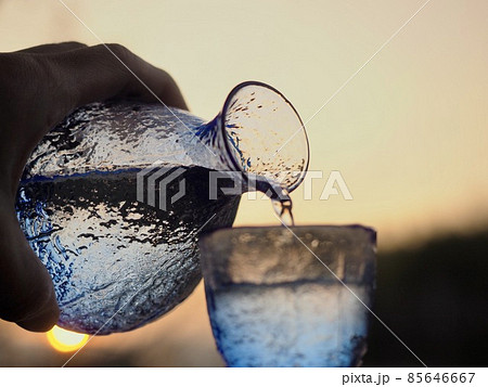 酒　青いグラス　徳利　綺麗　夕日バック 85646667