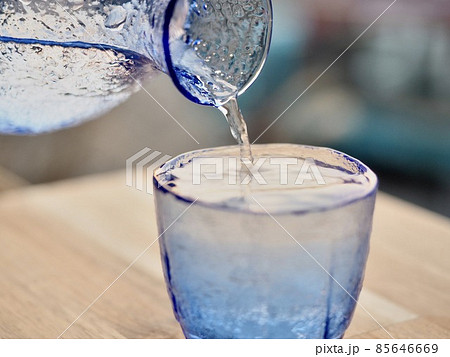 酒 青いグラス 徳利 綺麗 夕日バック 酒 青いグラス 徳利 綺麗 夕日バック 85646669