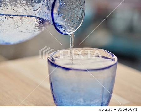 酒　青いグラス　徳利　綺麗　夕日バック 85646671