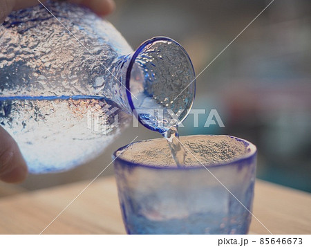 酒　青いグラス　徳利　綺麗　夕日バック 85646673