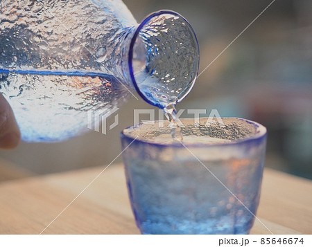 酒 青いグラス 徳利 綺麗 夕日バック 酒 青いグラス 徳利 綺麗 夕日バック 85646674