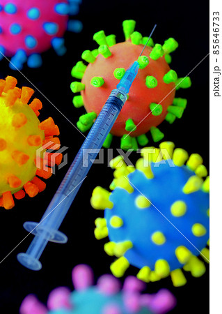 新型コロナワクチン接種をコロナ菌模型と注射器でイメージをした物撮り写真 85646733