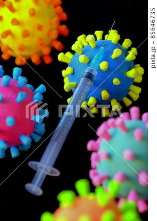 新型コロナワクチン接種をコロナ菌模型と注射器でイメージをした物撮り写真 85646735