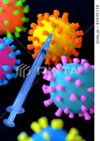 新型コロナワクチン接種をコロナ菌模型と注射器でイメージをした物撮り写真 85646738