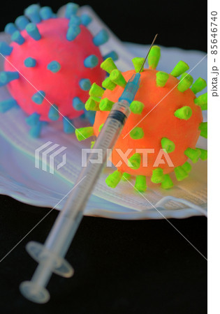 新型コロナワクチン接種をコロナ菌模型と注射器でイメージをした物撮り写真 85646740