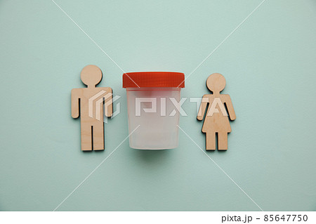 A plastic jar with sperm and wooden couple on a table. Pregnancy, healt care and analysis concept 85647750