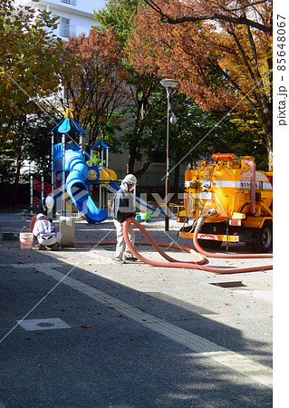 公園や住宅街の側溝・下水枡を浚渫車で清掃している 85648067