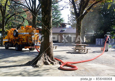 公園や住宅街の側溝・下水枡を浚渫車で清掃している 85648068
