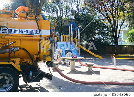公園や住宅街の側溝・下水枡を浚渫車で清掃している 85648069