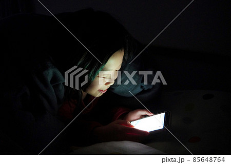スマホで夜更かしする子ども スマホで夜更かしする子ども 85648764