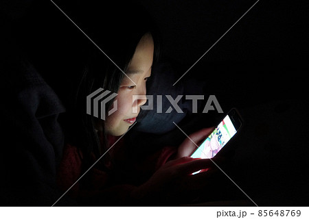 スマホで夜更かしする子ども スマホで夜更かしする子ども 85648769