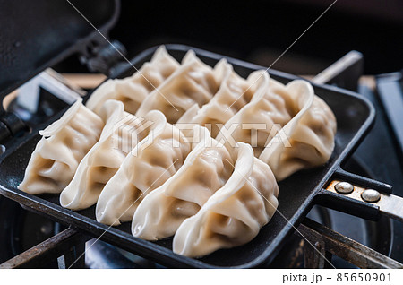 ホットサンドメーカーで焼くギョウザ 85650901