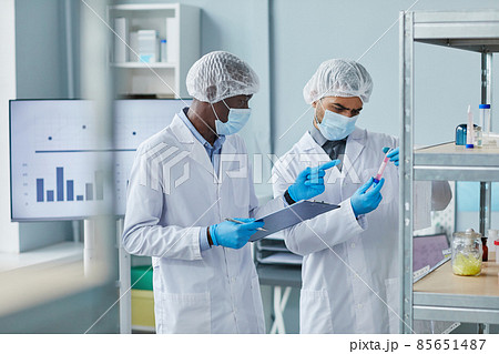 Scientists working with analysis in the lab 85651487