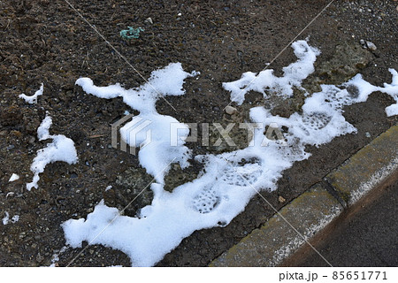 雪解けの地面と足跡 雪解けの地面と足跡 85651771