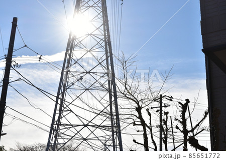 鉄塔と枯れ木に差し掛かる太陽 鉄塔と枯れ木に差し掛かる太陽 85651772