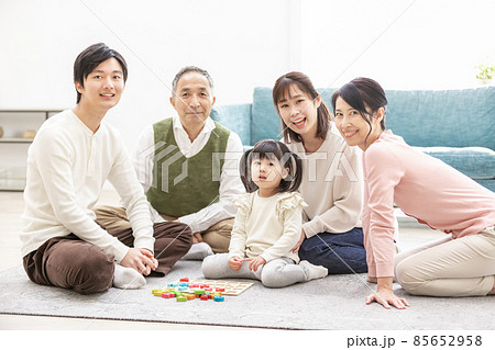 巣ごもり・お家時間を楽しむ三世代家族 巣ごもり・お家時間を楽しむ三世代家族 85652958