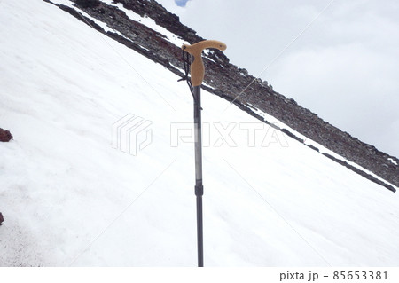雪山登山イメージ 雪山の急斜面とトレッキングポール(ストック) 雪山登山イメージ 雪山の急斜面とトレッキングポール(ストック) 85653381