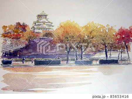 紅葉狩りでにぎわう大阪城公園を描いた手書き水彩画 紅葉狩りでにぎわう大阪城公園を描いた手書き水彩画 85653416